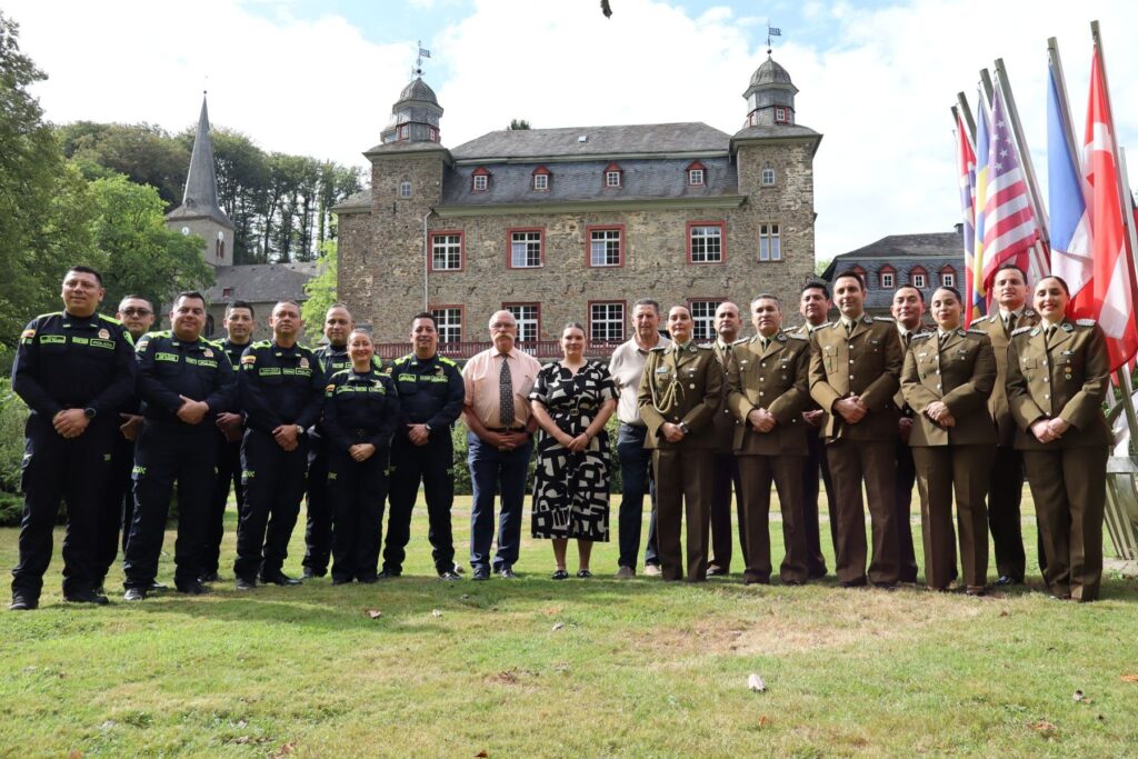 Participantes de Colombia y Chile con el equipo del IBZ delante del castillo de Gimborn