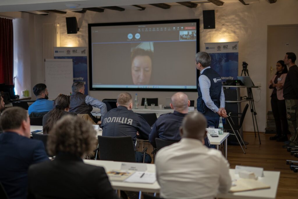 Una ponente conectada en directo a un seminario internacional