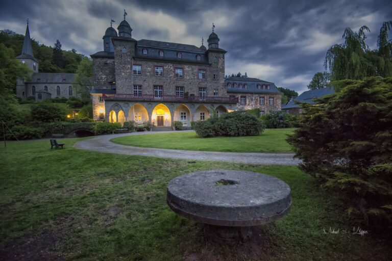 Schloss Gimborn in der Abenddämmerung