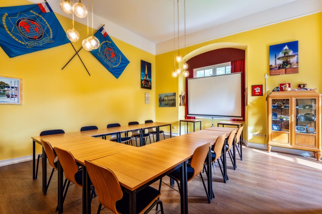 Französischer Saal mit IPA-Flaggen
