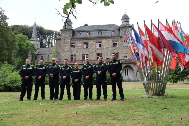 Polizeibedienstete aus Kolumbien vor Schloss Gimborn