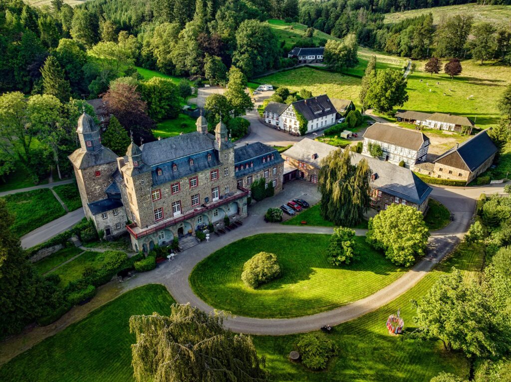 Luftaufnahme von Schloss Gimborn im Tal