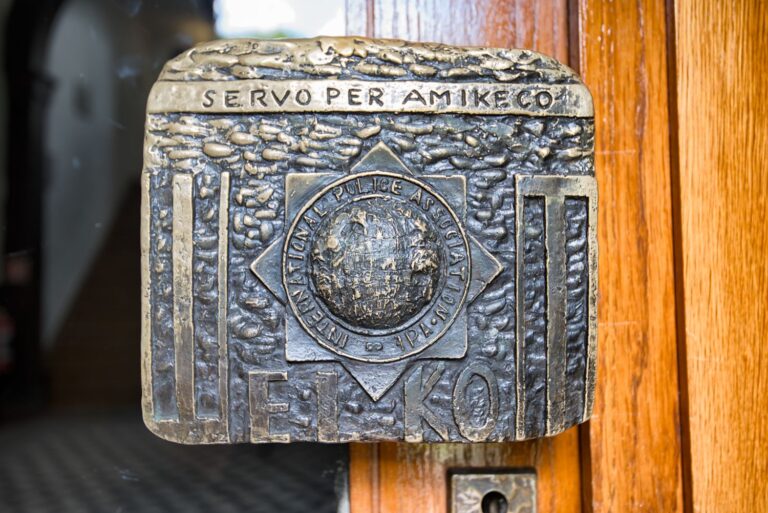 Türgriff mit IPA-Emblem und dem Motto Servo per Amikeco